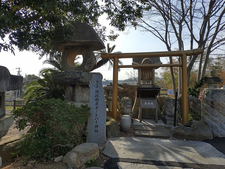 讃岐輪楽オートバイ神社の鳥居と賽銭箱