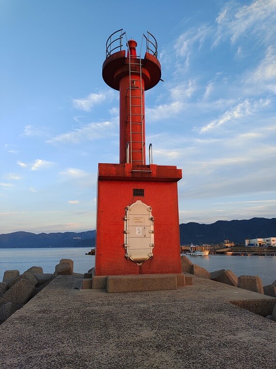 東かがわ市の引田漁港の赤灯台